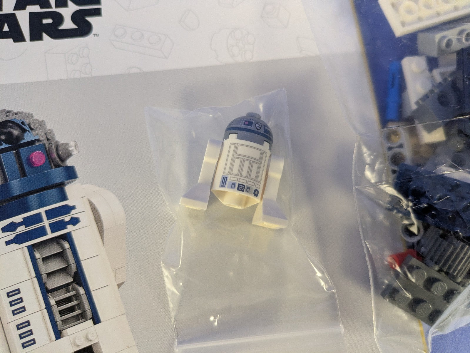 Lego Star Wars: Sculptures: R2-D2 Set 75379 Incomplete Set