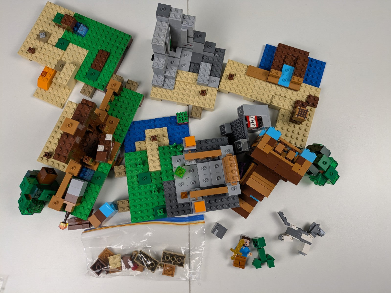 Lego Minecraft: The Crafting Box 2.0 Set 21135 - Complete Set