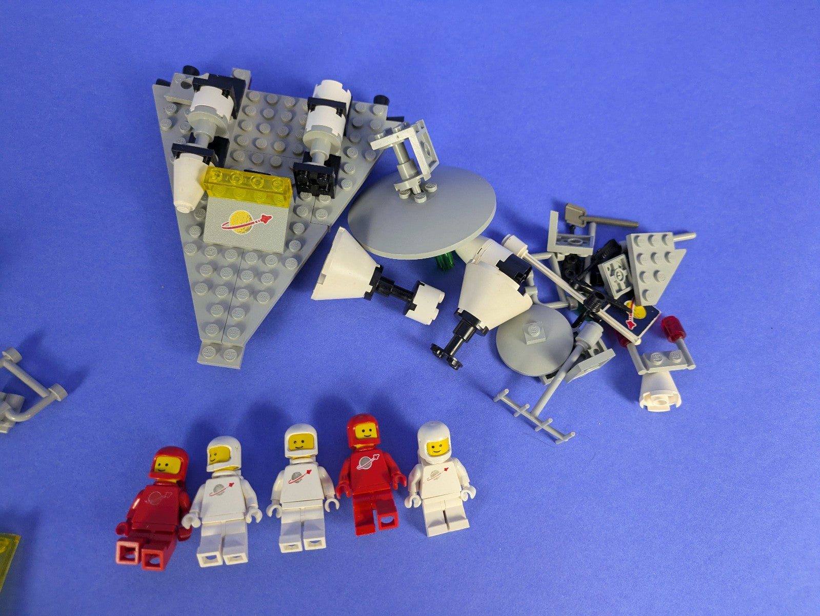 Lego Space: Classic Space: Beta-1 Command Base 6970 & Mobile Rocket Launcher 897