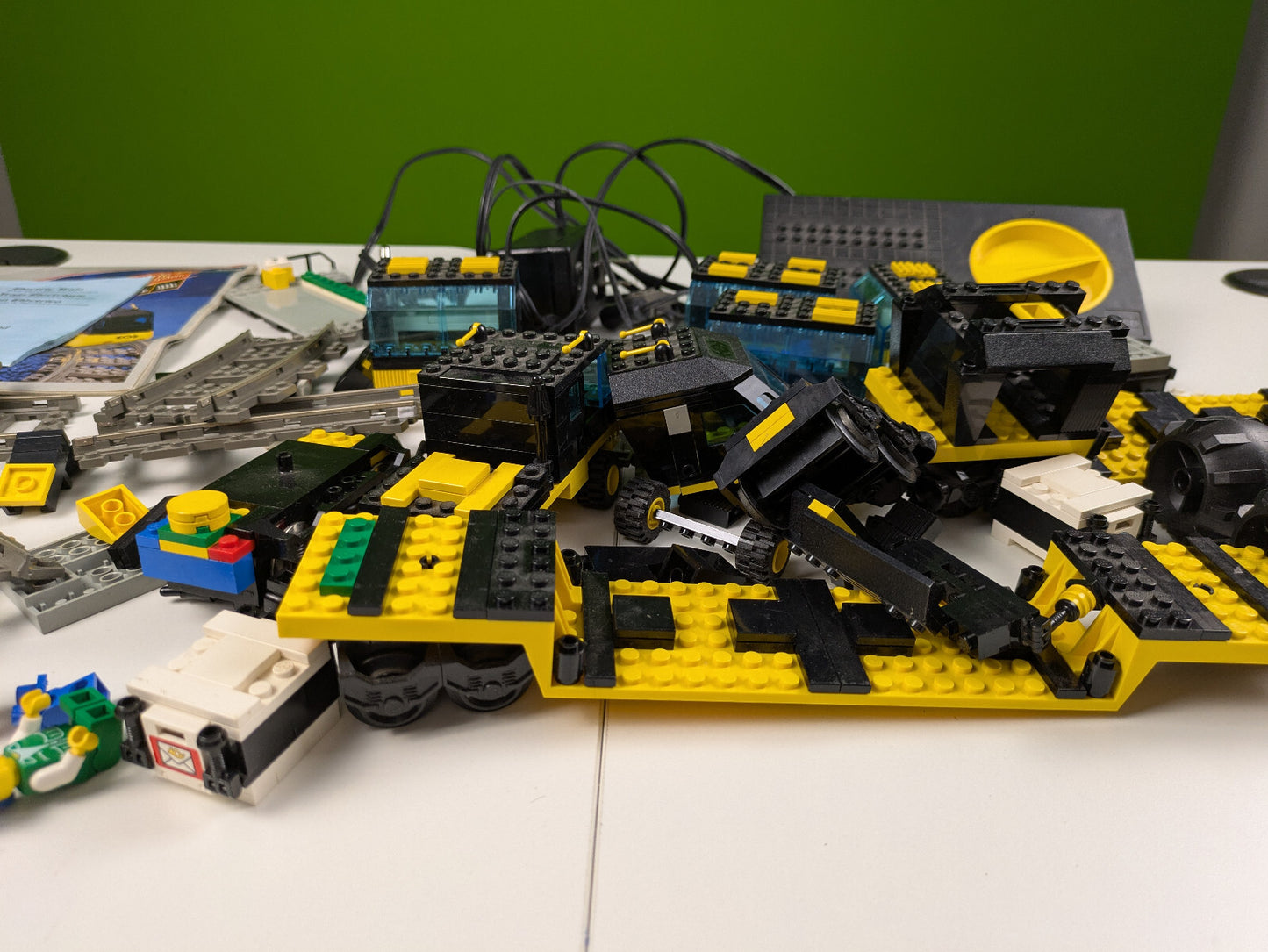 Lego Train: 9V: Cargo Railway Set 4559 - w/ Instruction (Incomplete Minifigure)