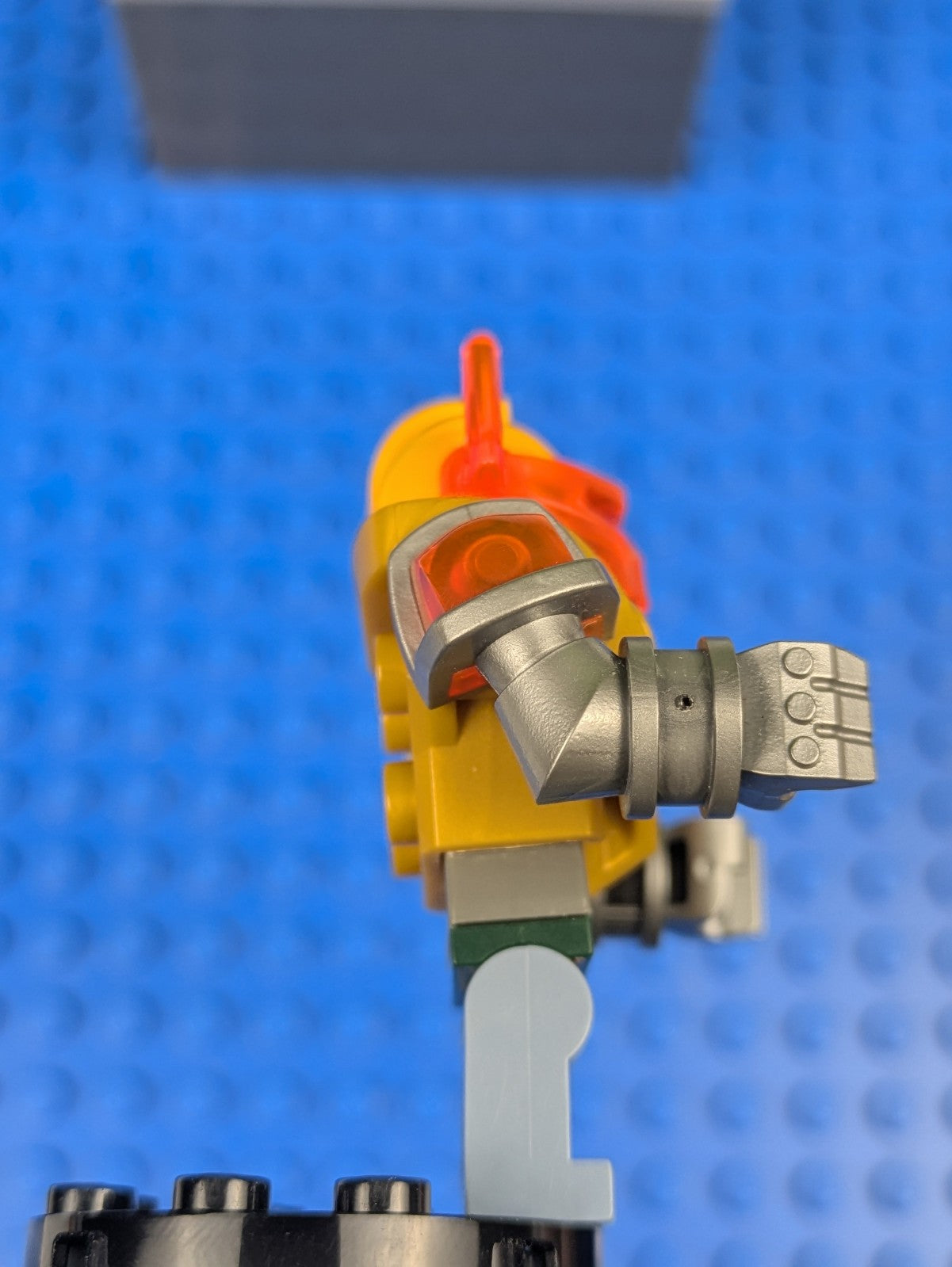 Lego NEXO KNIGHTS: Axl - Trans-Neon Orange Visor nex137 Set 72006