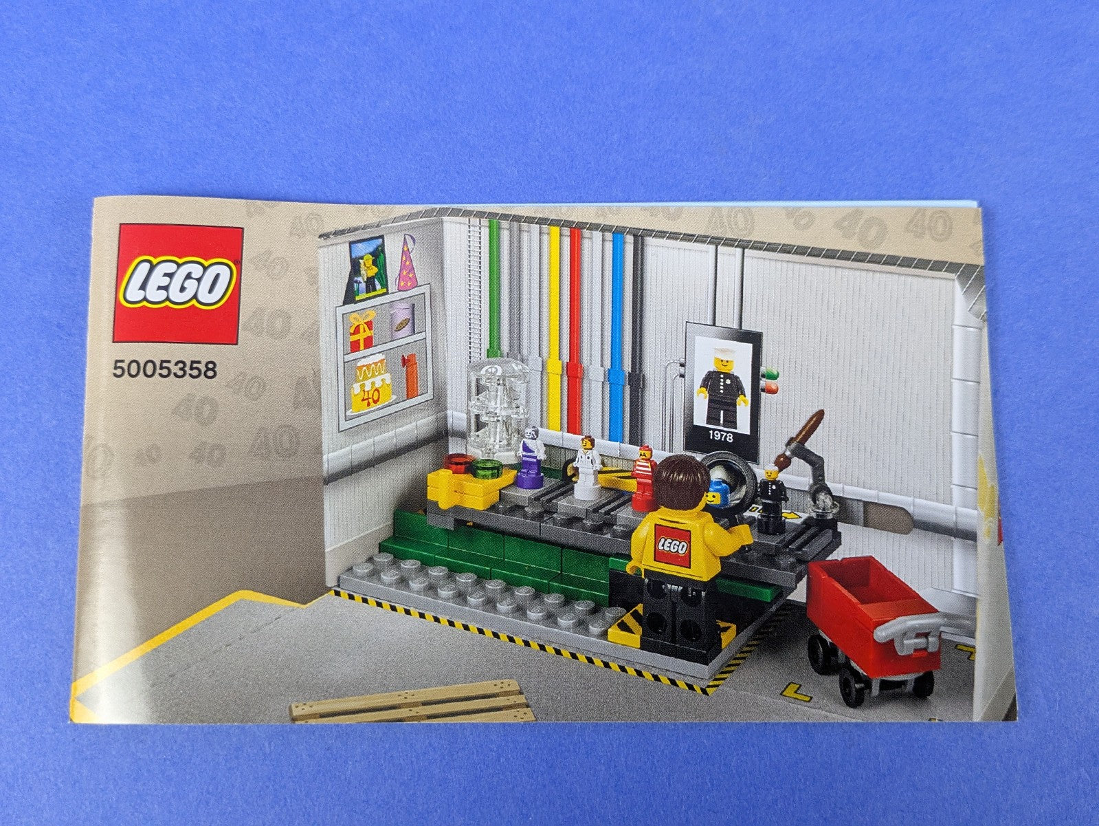 Lego LEGO Brand: LEGO Brand Store: Minifigure Factory Set 5005358 BRAND NEW