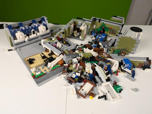 Lego Creator: Modular Buildings Collection: Parisian Restaurant Set 10243