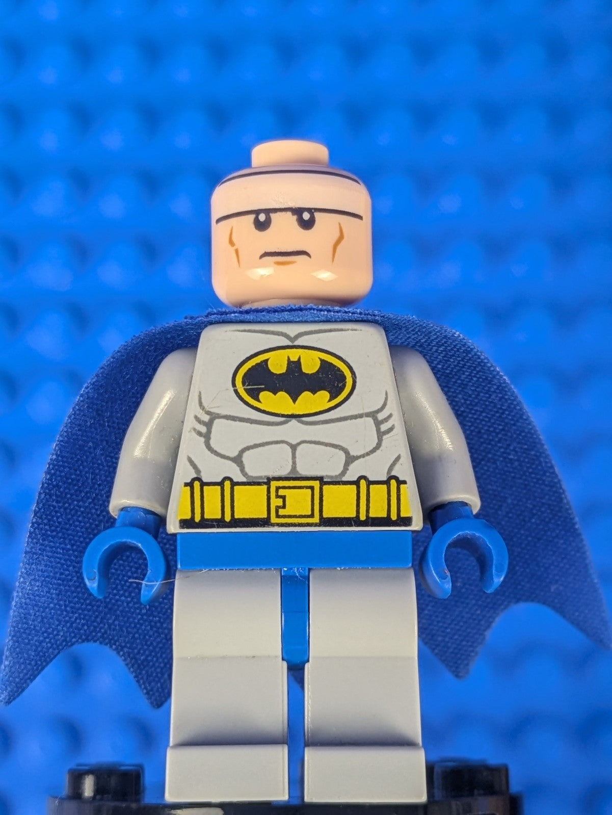 Lego Super Heroes: Batman II: Batman - Light Bluish Gray Suit sh0111 Set 10672