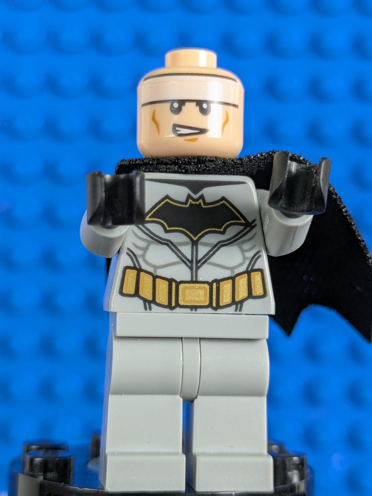 Lego Super Heroes: Batman - Light Bluish Gray Suit sh0552 Set 76117