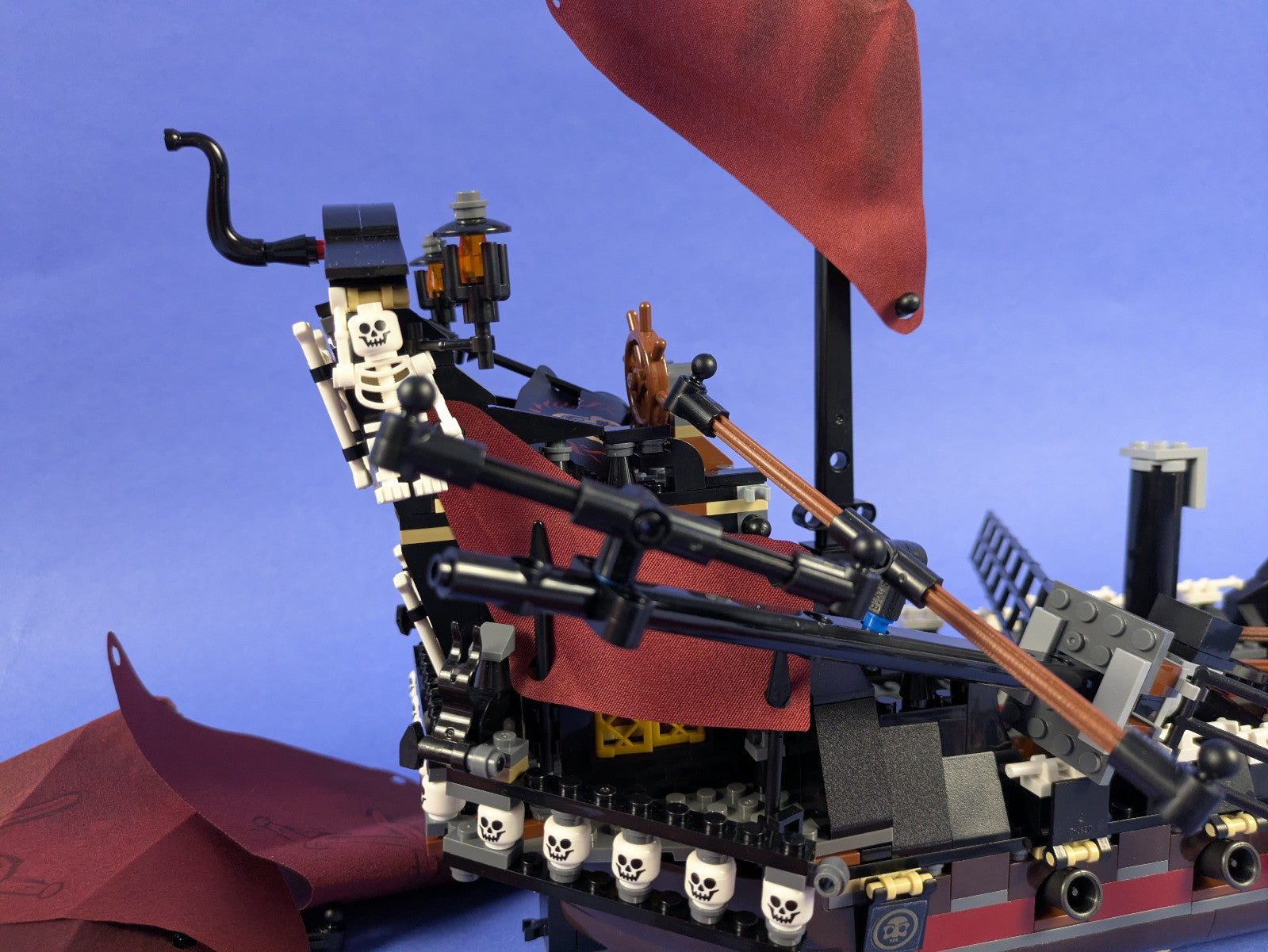 Building Blocks: Pirates of the Caribbean Queen Anne's Revenge 4195 Non-Genuine