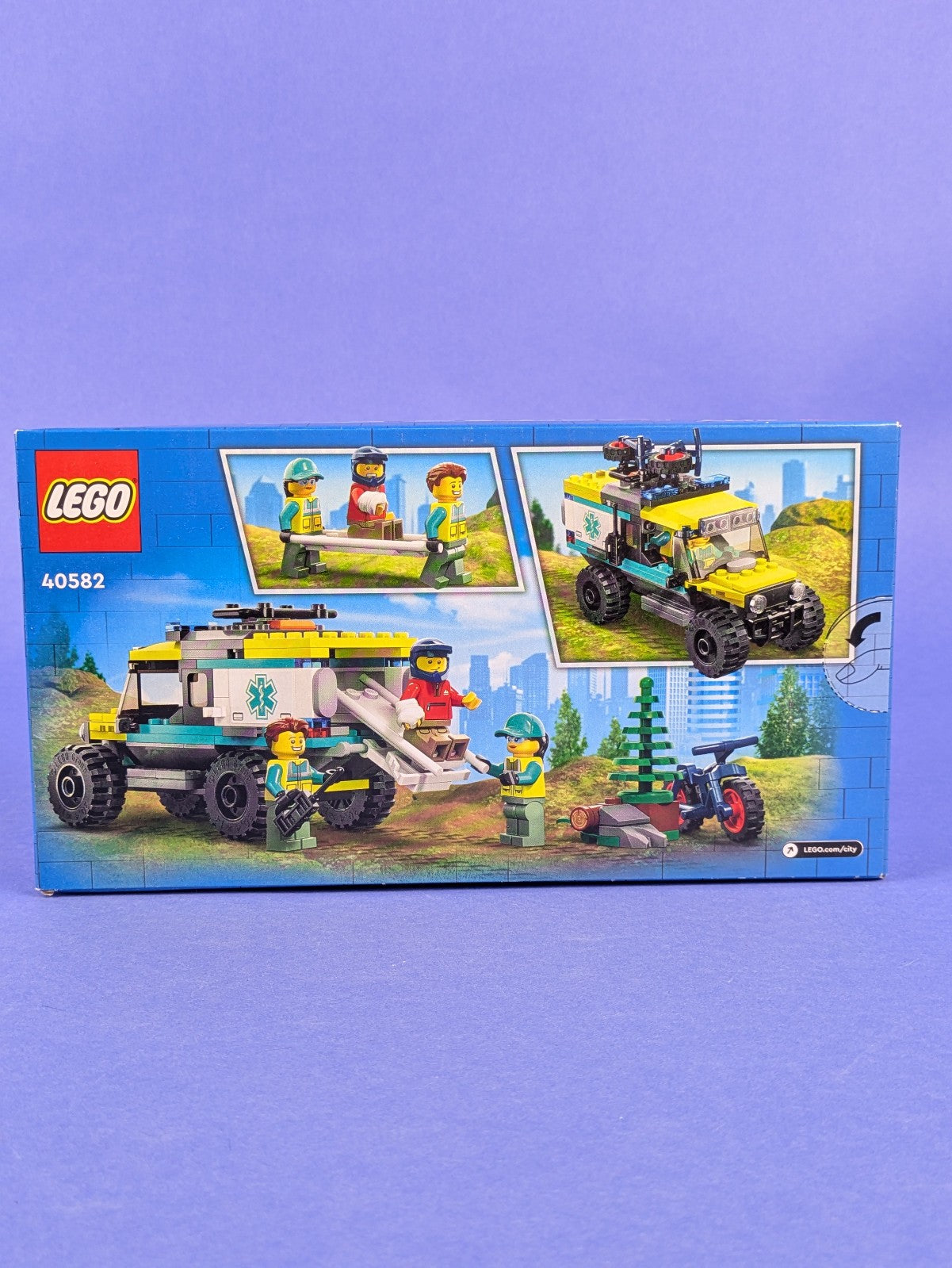 LEGO City 4x4 Off-Road Ambulance Rescue 40582