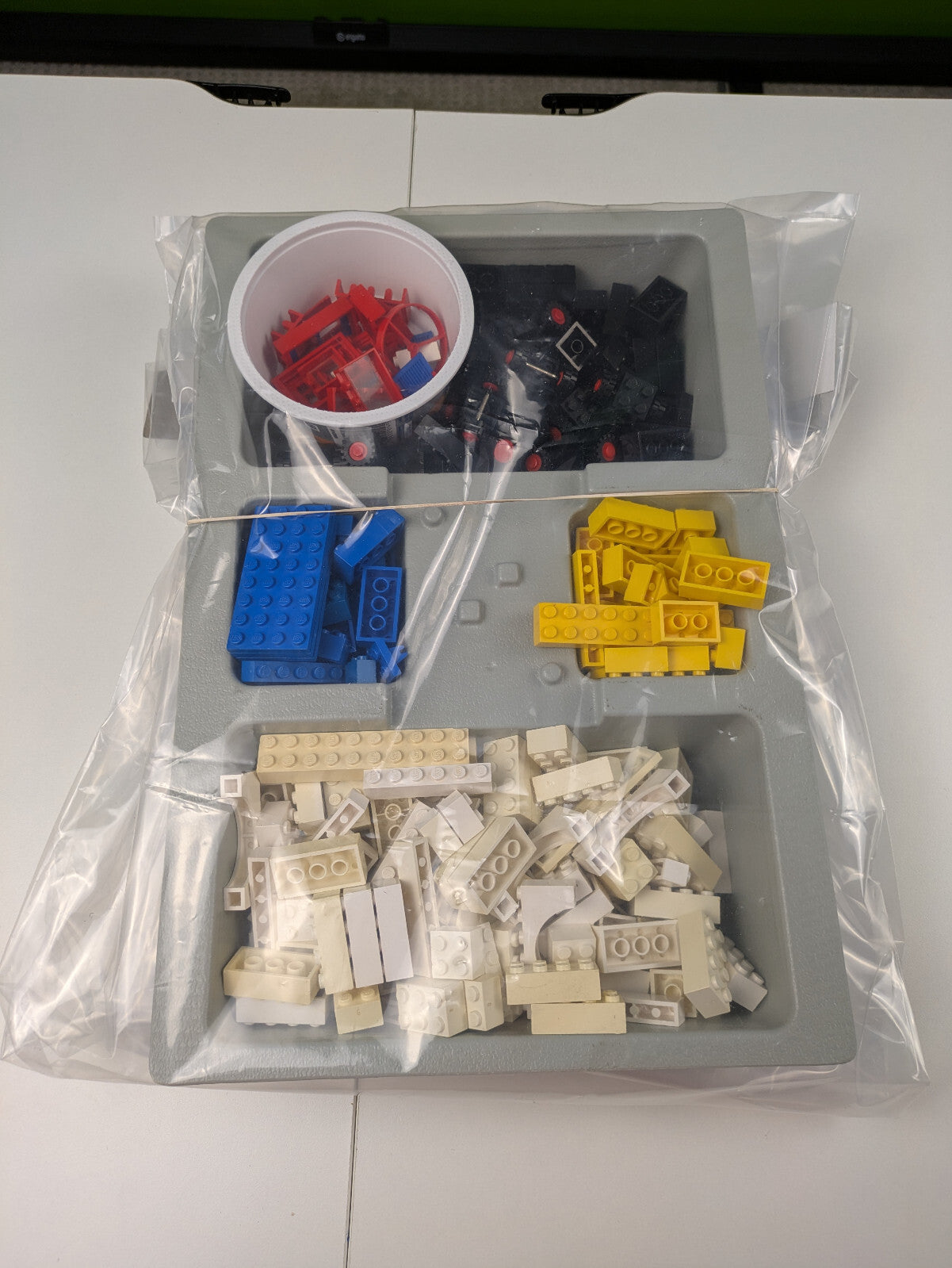 Lego Basic Assorted Set: 1970's - 1980's with 570 Assorted Piece - Instructions
