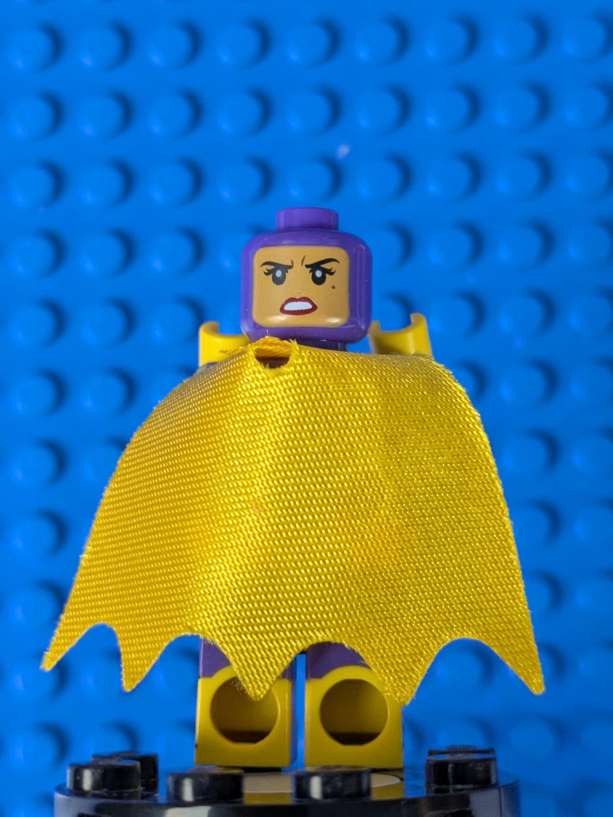 Lego Super Heroes: Batgirl - Dark Purple Suit Open Mouth Smile sh0305 Set 70917