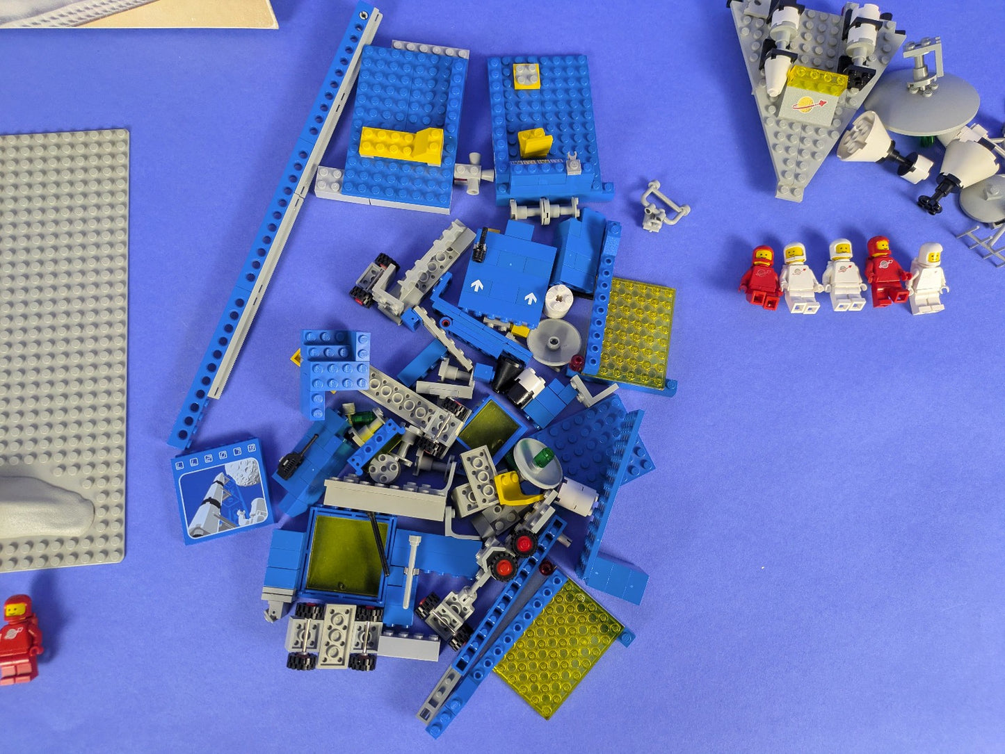 Lego Space: Classic Space: Beta-1 Command Base 6970 & Mobile Rocket Launcher 897