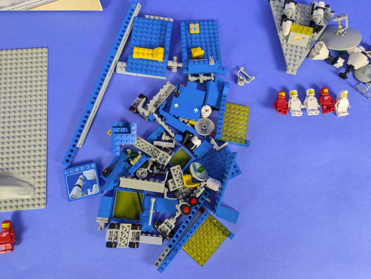 Lego Space: Classic Space: Beta-1 Command Base 6970 & Mobile Rocket Launcher 897