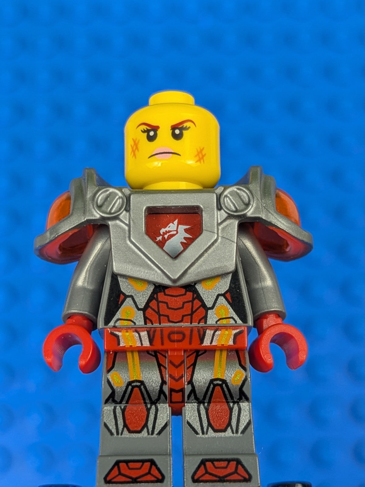 Lego NEXO KNIGHTS: Macy Halbert - Flat Silver Visor and Armor nex016 Set 70323