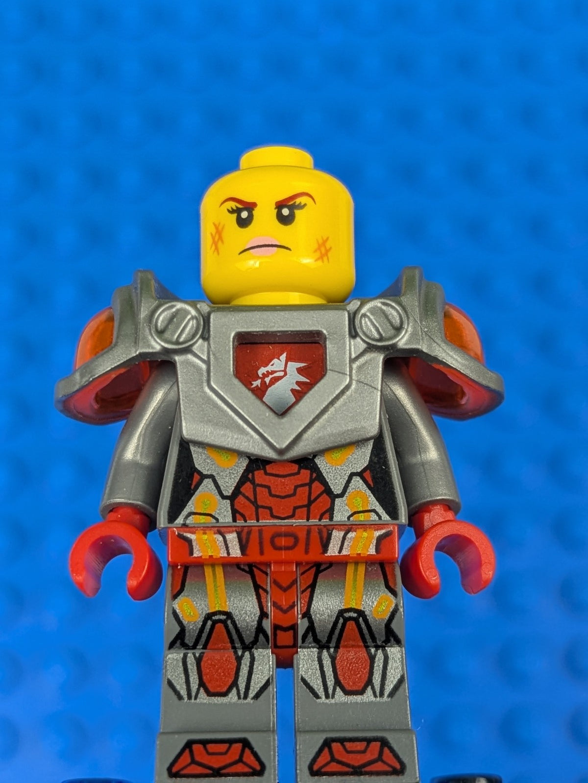 Lego NEXO KNIGHTS: Macy Halbert - Flat Silver Visor and Armor nex016 Set 70323