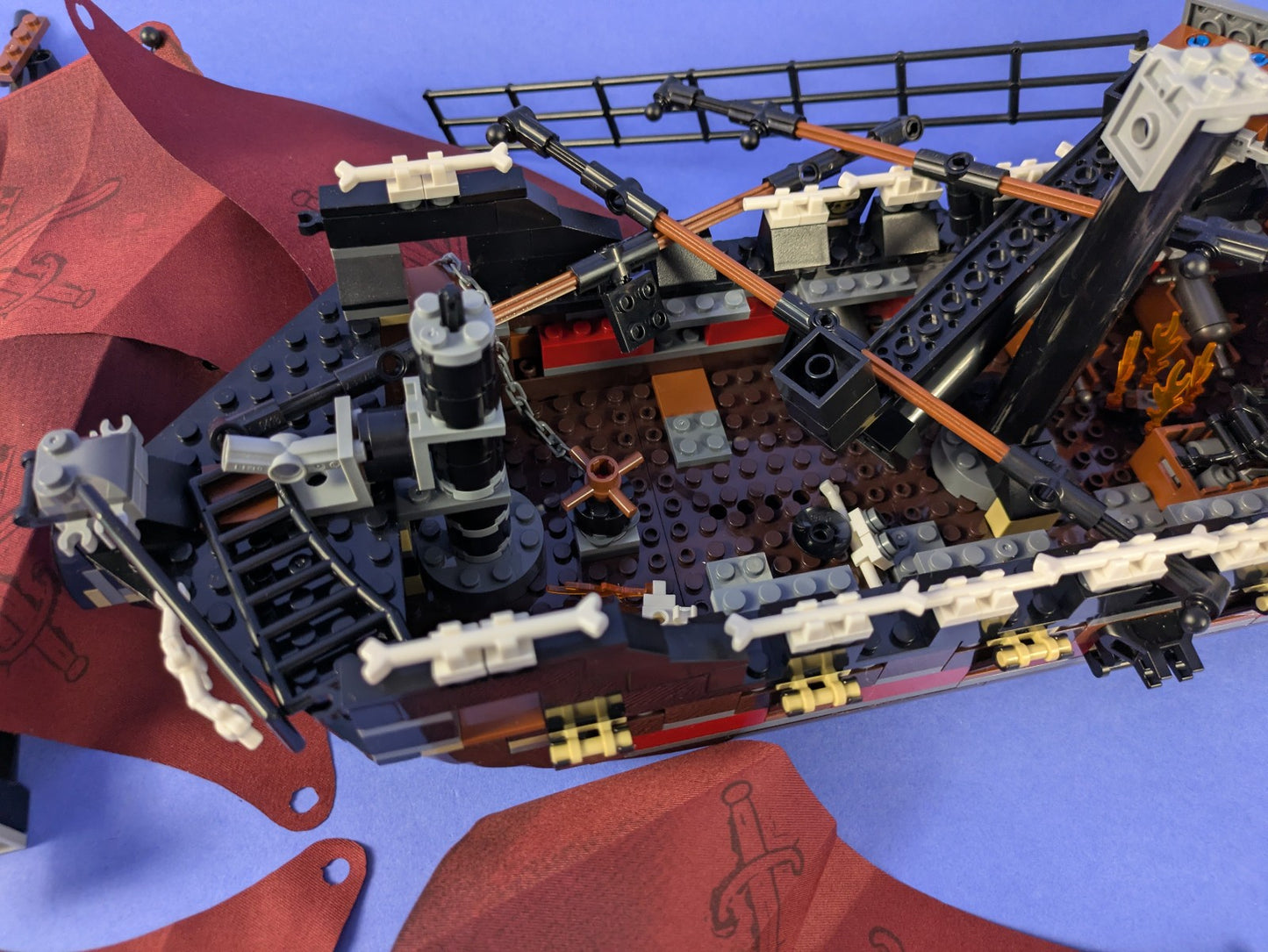 Building Blocks: Pirates of the Caribbean Queen Anne's Revenge 4195 Non-Genuine