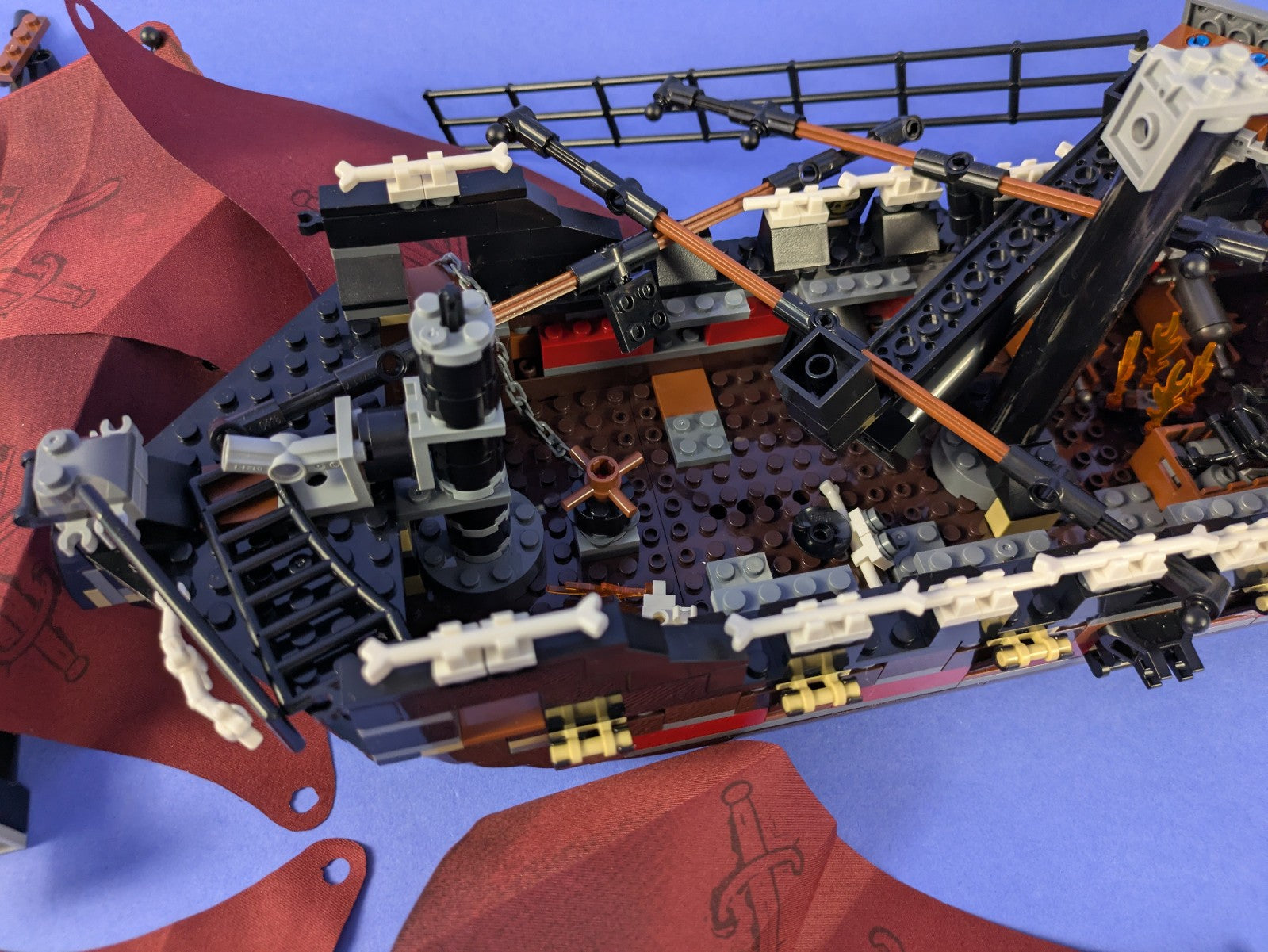 Building Blocks: Pirates of the Caribbean Queen Anne's Revenge 4195 Non-Genuine