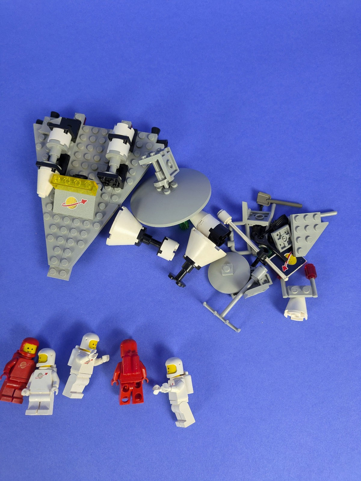Lego Space: Classic Space: Beta-1 Command Base 6970 & Mobile Rocket Launcher 897