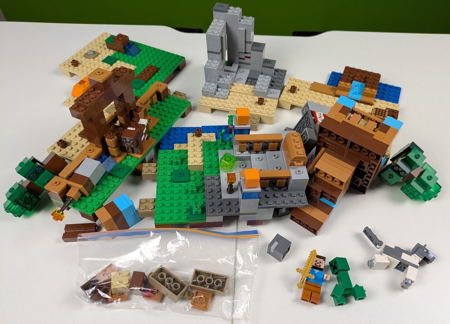Lego Minecraft: The Crafting Box 2.0 Set 21135 - Complete Set
