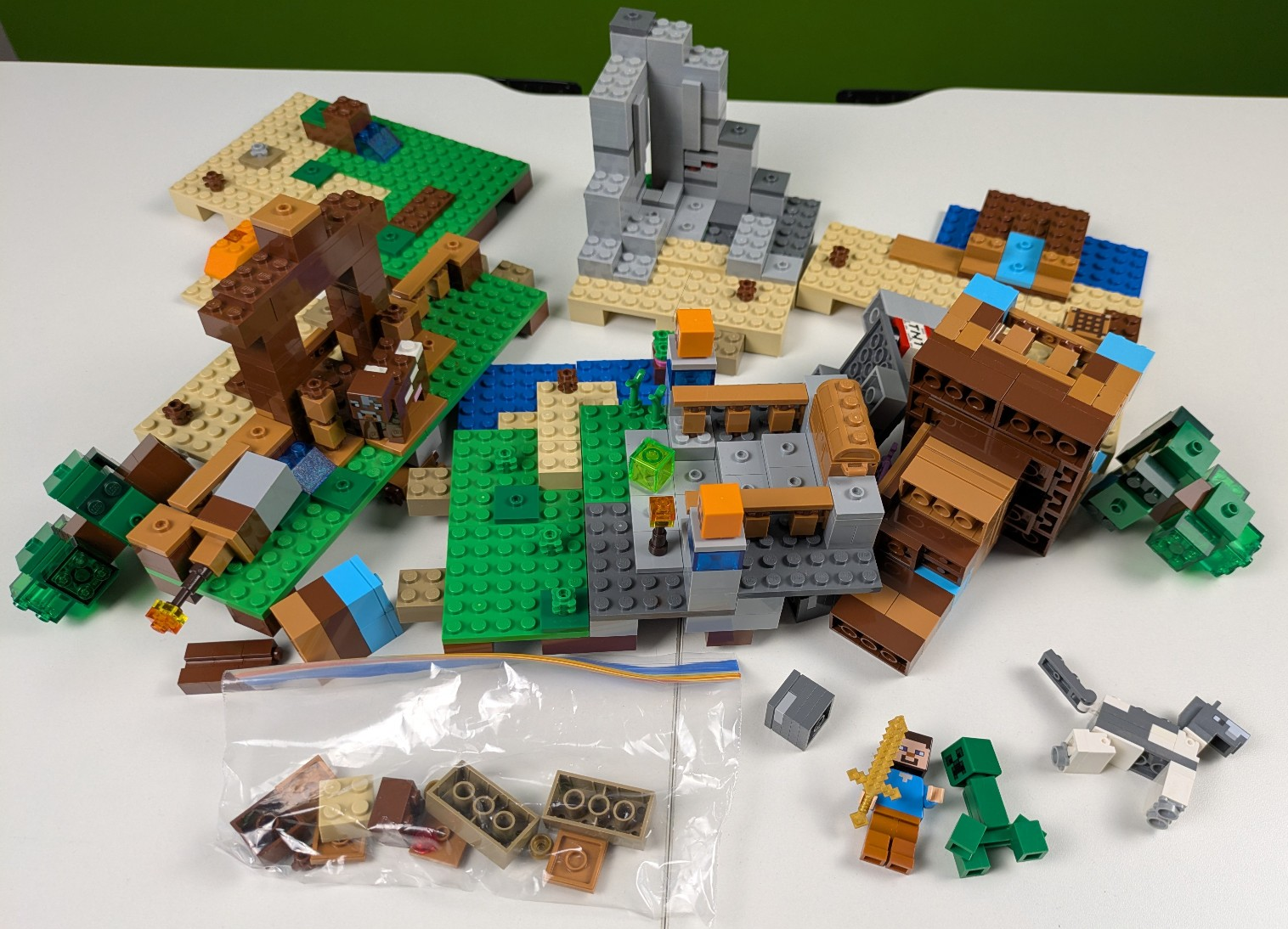 Lego Minecraft: The Crafting Box 2.0 Set 21135 - Complete Set