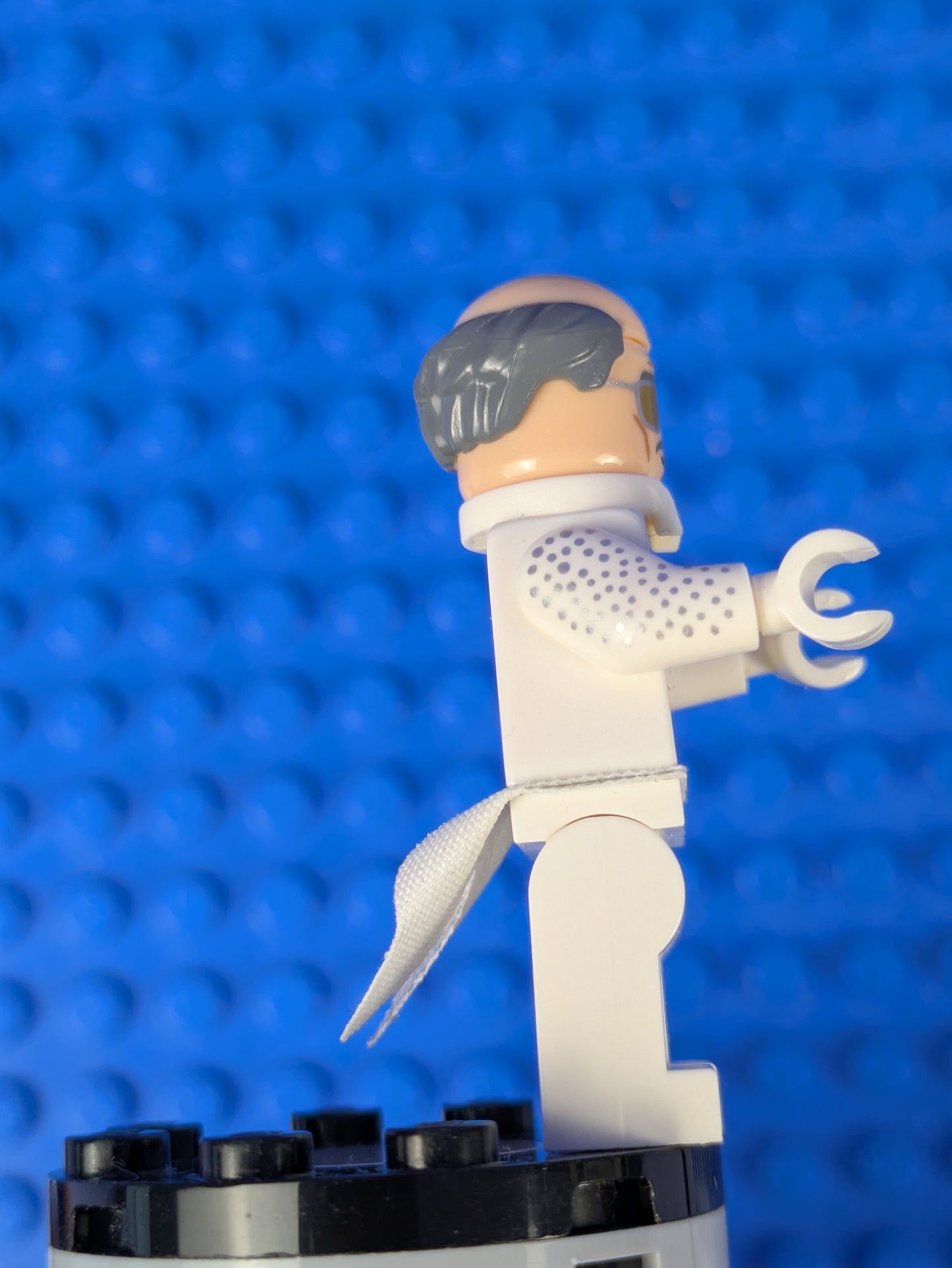 Lego Collectible Minifigures: Super Heroes: Disco Alfred Pennyworth col406 Set 71034